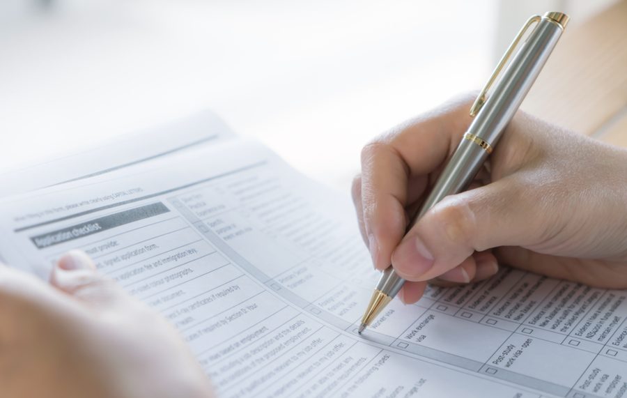 Analista revisando un formulario de ofertas sobre el escritorio