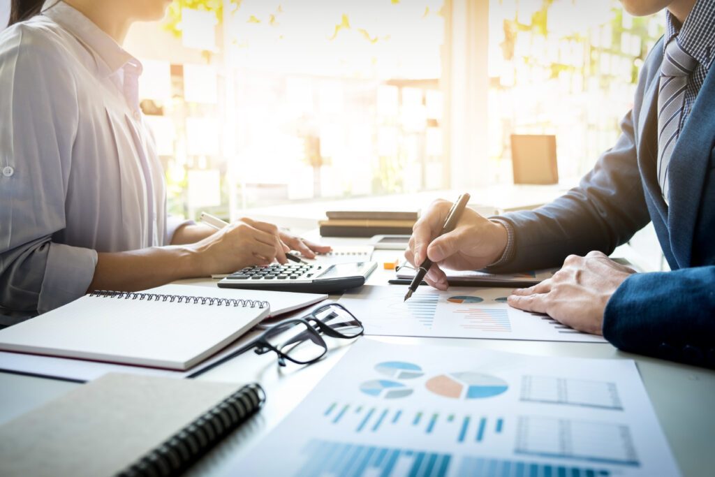 Dos profesionales revisando informes financieros sobre un escritorio